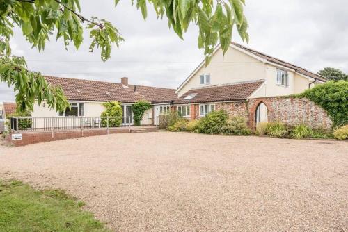 Woodbridge House | Grove Farm Bungalow and Annexe, Dallinghoo
