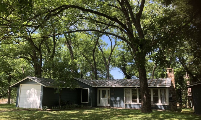 New Braunfels Cabin | Guadalupe River Road Retreat Southwestern Cabin