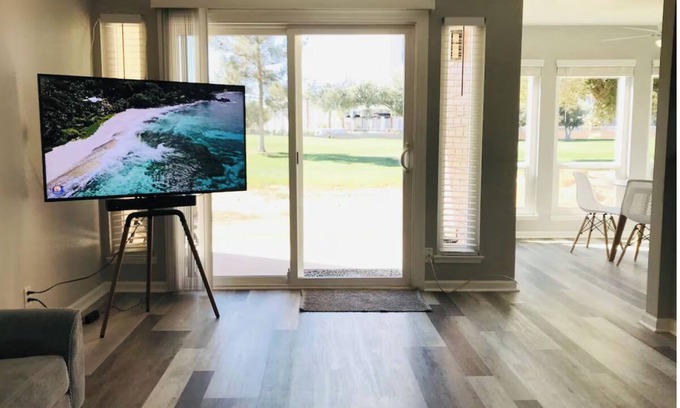 Winchester Condo | +Guard Gated Golf Course Front 1mi to Vegas Strip, Quiet Secure best kept secret