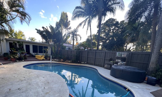 Croissant Park Cottage | Guest House: Pool & Minutes from Beach