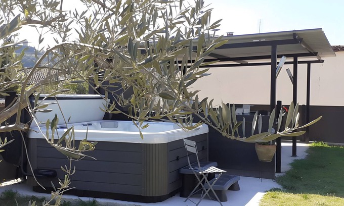 Saint-Martin-d'Ardeche Bed & Breakfast | Guest Room 'A L'ombre Des Amandiers - Room 2' with Shared Pool, Communal Garden and Wi-Fi