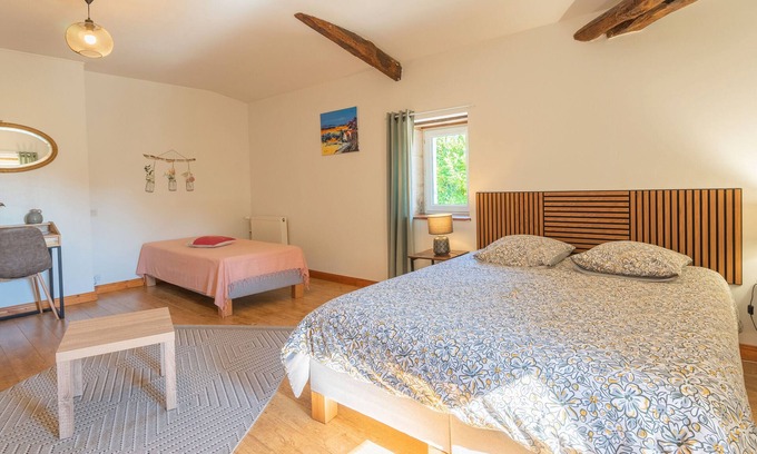 Saint-Romain-de-Benet Bed & Breakfast | Guest Room Les Capucines – Comfort and Authenticity in Saint-Romain-de-Benet