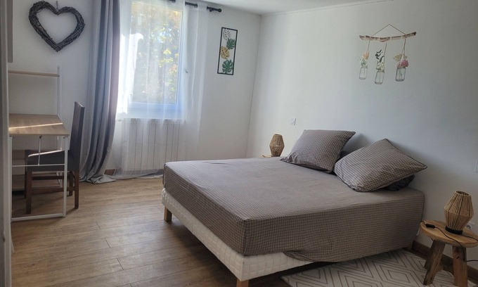 Cabannes Bed & Breakfast | Guest Room 'Chambre D'hôtes Nature' with Shared Terrace, Wi-Fi and Air Conditioning