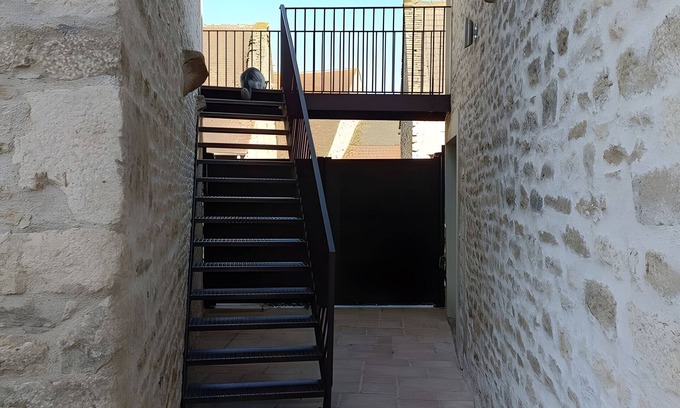 Beaumont-sur-Grosne Bed & Breakfast | Guest Room 'Fuchia' with Shared Pool, Shared Terrace and Wi-Fi