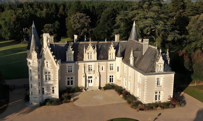 Azay-sur-Cher Bed & Breakfast | Guest Room 'Rose' with Wi-Fi