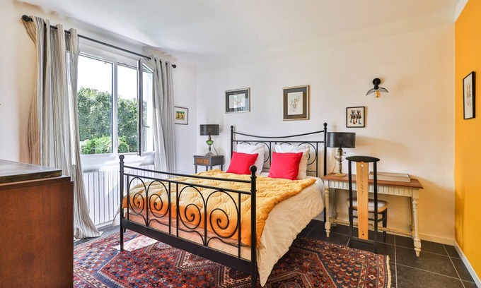 Arcangues Bed & Breakfast | Guest Room 'Txori Etxea - Yellow Room' with Pool, Breakfast