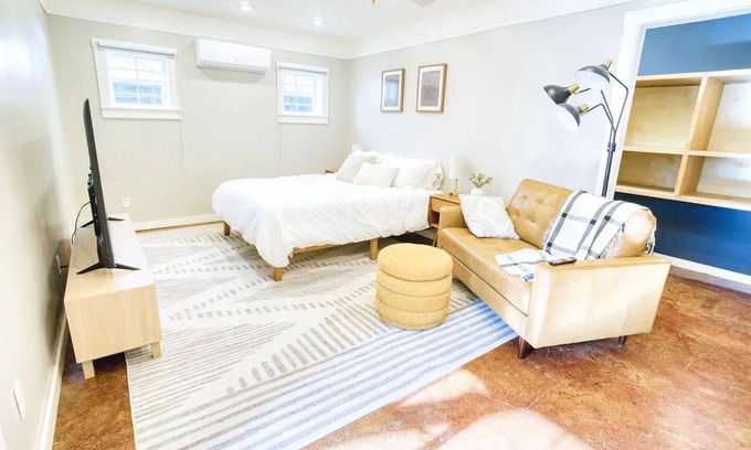 Land Park Cottage | Guesthouse in Friendly, Walkable Neighborhoodnn