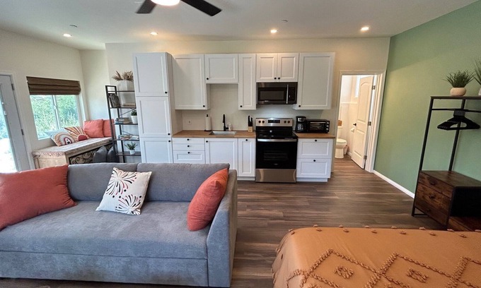 Lakeside Apartment | Guesthouse With Beautiful Views! Ceci Suite