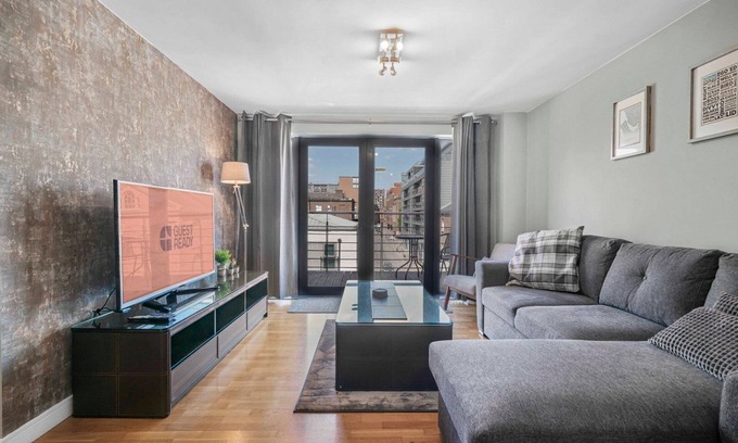 Chinatown Apartment | GuestReady - Modern stay in Liverpool city centre