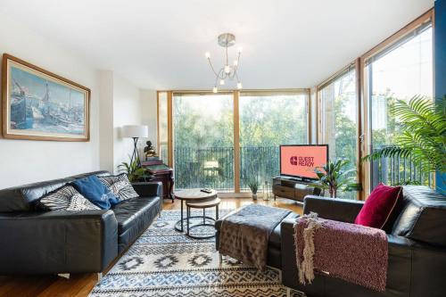 Merton Apartment | GuestReady – Peaceful stay with scenic green views