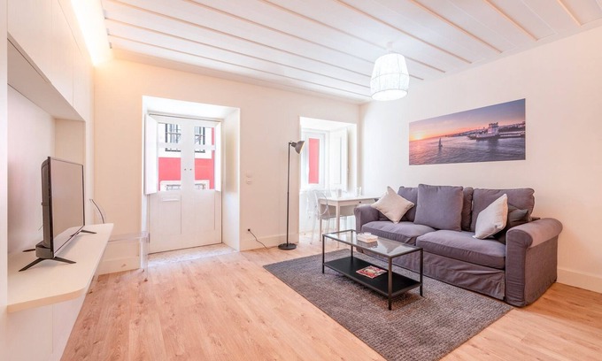 Lisbon Old Town Apartment | GuestReady - Pink Sunset