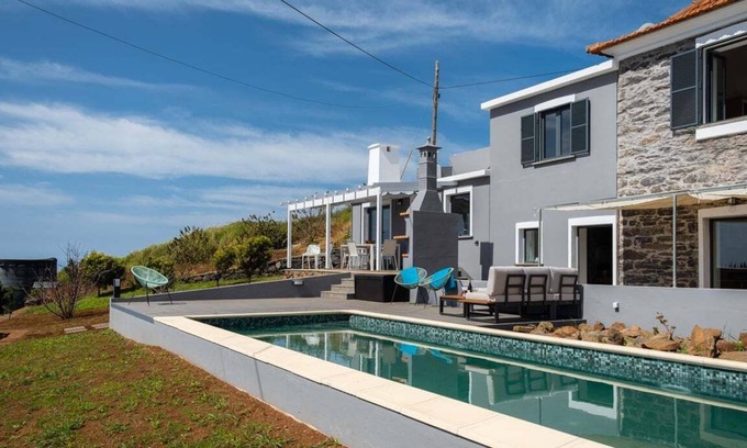 Prazeres Apartment | GuestReady - Quiet house & heated pool w sea view