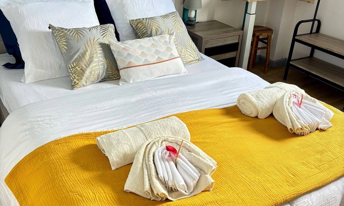 Les Avirons Bed & Breakfast | Guestroom Les Avirons, 2 bedrooms, 4 persons