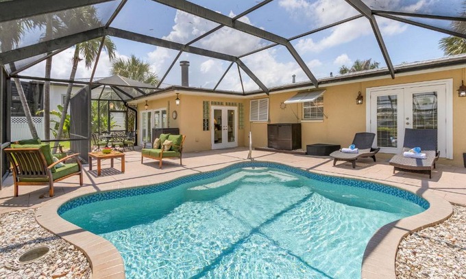 Yacht Club House | Gulf Access, Heated Pool, Bicycles, Sleeps 8 - Villa Jewel Box - Roelens Vacations