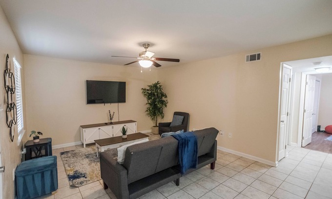 Gulfport Apartment | Gulf - Charming 2Br Lake Front Apartment