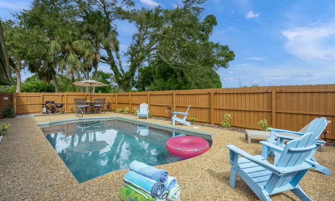 Gulf Gate Estates House | Gulf Gate Poolside Retreat | Heated Pool | Space for the entire Family + Dog | Short drive to Siesta