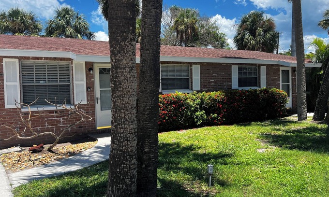 Holmes Beach House | Gulf Haven 5-minute walk to the gulf!