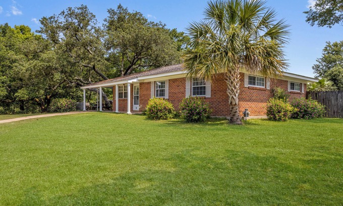 Ocean Springs House | GULF VIEW PLACE - 3 1/2 MINUTE WALK TO EAST BEACH! 1.7 MILES TO CENTER OF TOWN!