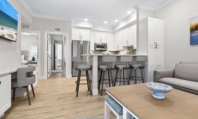 Central Sarasota Apartment | Gulfside Chic Sarasota Suite - Beach Nearby