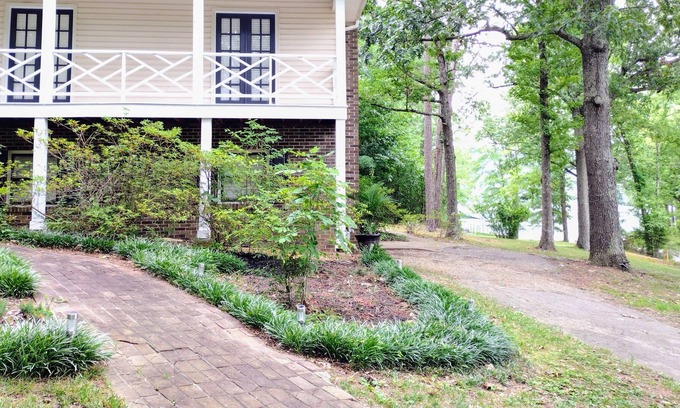 Scottsboro House | Guntersville Lake - access to boat launch and pier - sleeps 12