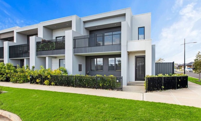 Mount Cottrell House | Guru’s Castle - Pet-Friendly Spacious 3 BR Home