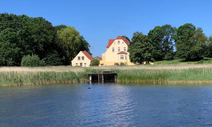 Grubnow Apartment | Gutshaus Grubnow Ferienwohnung 4 mit Hund am Wasser Sauna und WLAN incl.