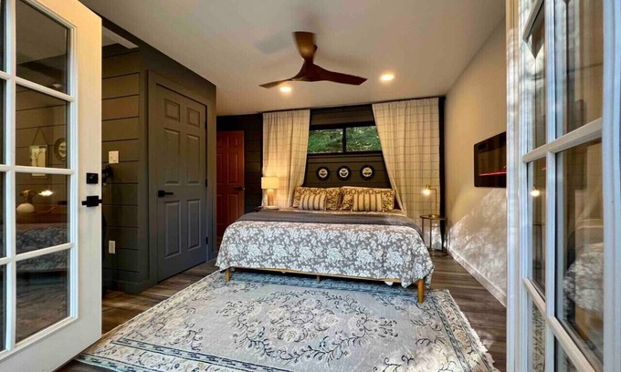 Ellwood City Cottage | Gwen's Cottage at Water's Edge