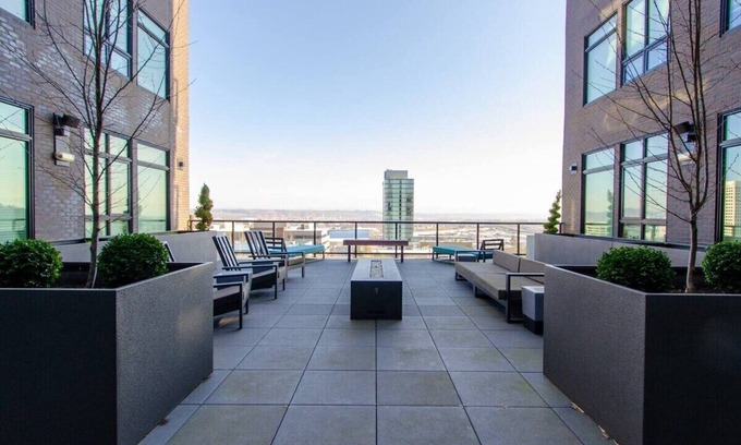 Hilltop Apartment | Gym/King Bed/4K Smart TV/Cable/360 Rooftop Views