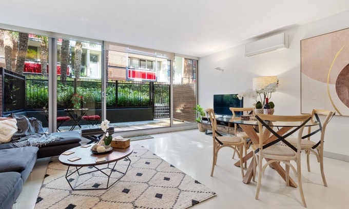 Port Melbourne Apartment | Gym/lap pool access, secure parking, pet friendly, outdoor area