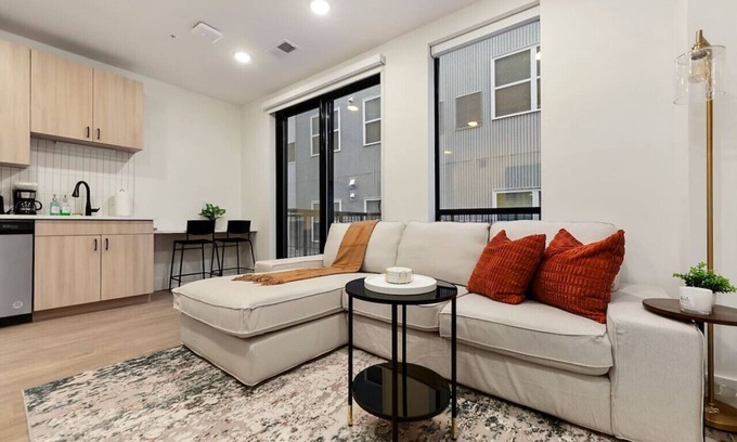 East Liberty Apartment | GYM+PARKING+HULU Near Universities|UPMC|Shopping