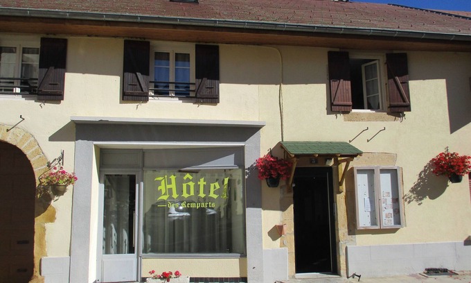 Nozeroy Hotel | Hôtel Les Remparts