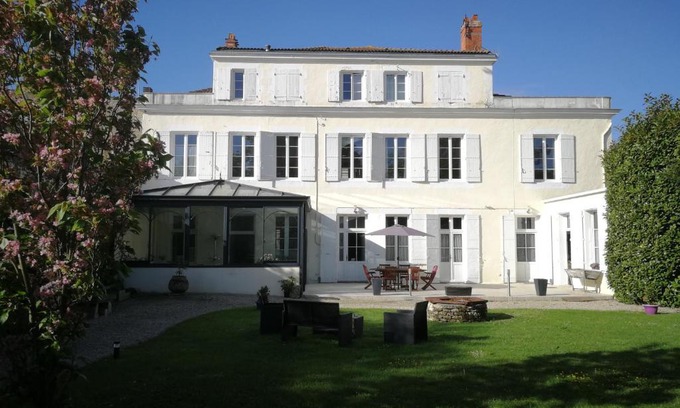 Surgeres Bed & Breakfast | H de Surgères