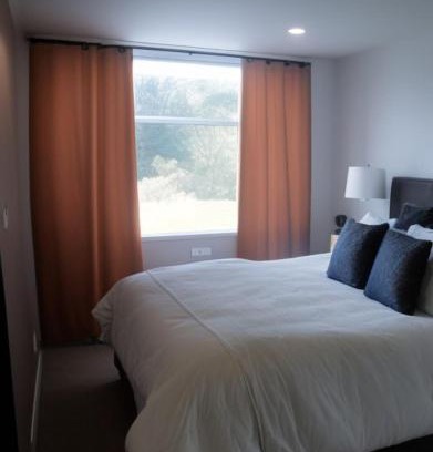 Duitama House | Habitación central con balcón, baño privado y parqueadero