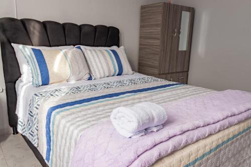 Calle 26 Hotel | Habitación Privada en Kzona, Cerca al aeropuerto, Ideal para Escalas y Trámites