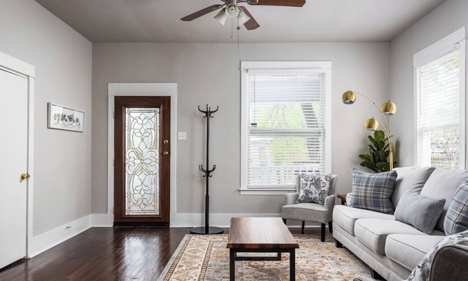 Government Hill House | Hackberry House - Pet Friendly! -Mins to Pearl, DnTwn, Riverwalk, Ft Sam Houston