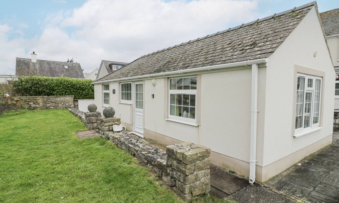 Moelfre Cottage | HALCYON ANNEXE, pet friendly, country holiday cottage in Benllech