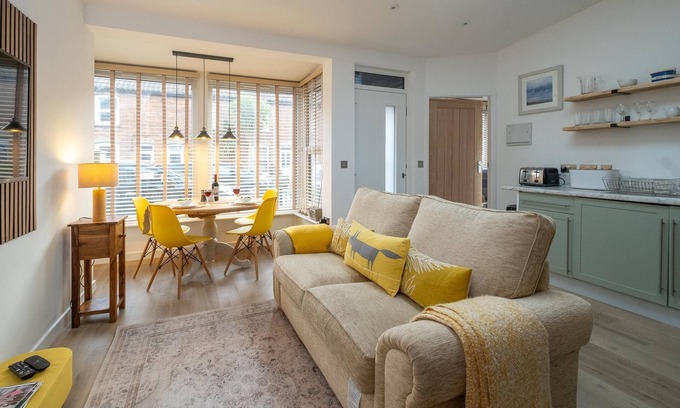 Leiston Cottage | Hale House - sleeps 2 guests in 1 bedroom
