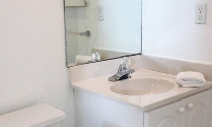 Hollywood South Central Beach Apartment | HALLANDALE L&15