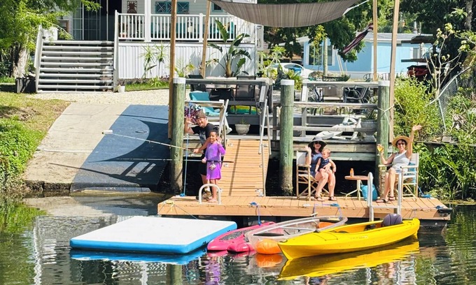 Weeki Wachee Gardens House | Halloween Ready- Fla Vibe Weeki Wachee Waterfont Home- Early & Late Ck-in & out!