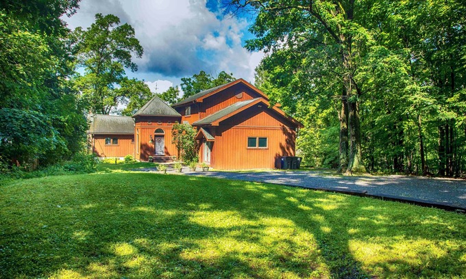 Geneva House | Hamilton Lake House: Seneca Lake Wine Trail Retreat + Minutes from Downtown Geneva!