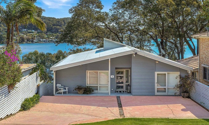 Pretty Beach House | Hampton Cottage by HolidayCo.