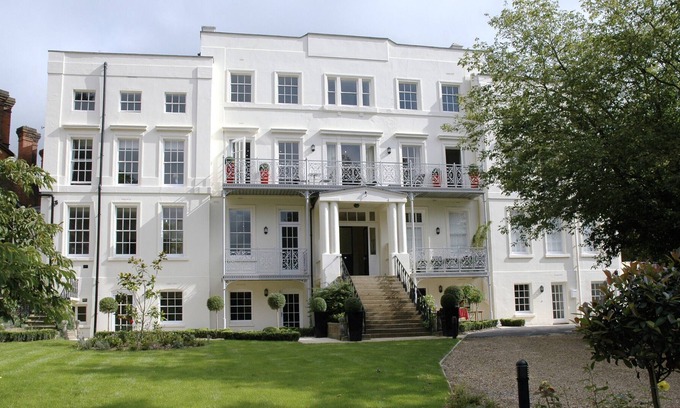 Richmond-upon-Thames Apartment | Hampton Court ,Palace,Riverside,Bijou, elegant Apt.+ terrace, gardens, parking