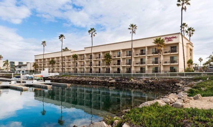 Hollywood Hotel | Hampton Inn Channel Islands Harbor