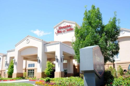Redding Hotel | Hampton Inn & Suites Redding