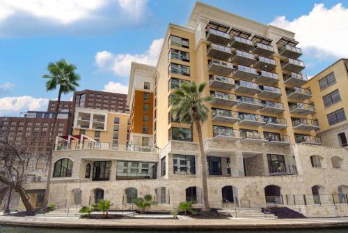 Main - Military Plaza Hotel | Hampton Inn & Suites San Antonio Riverwalk