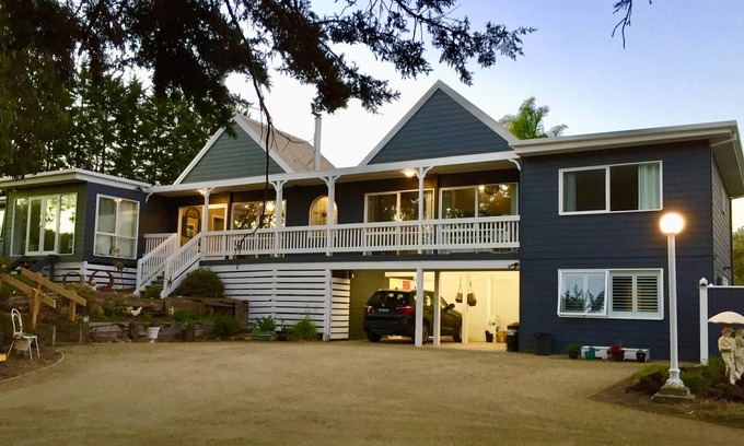 Rye Cottage | Hamptons In Rye - 3 Mins from Famous Hot Springs! Pet Friendly