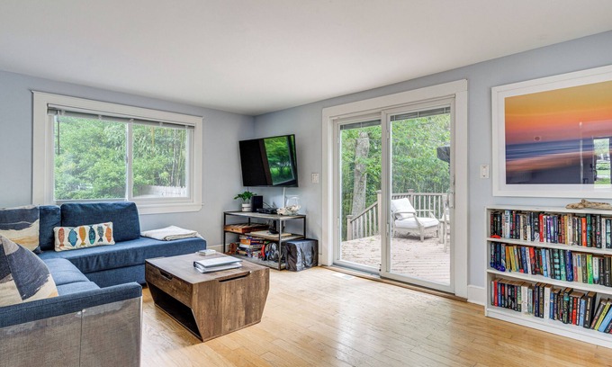 Hampton Bays Cottage | Hamptons Vacation Rental w/Seasonal Pool!