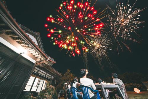 Katori Apartment | HANABI 農業体験 サウナ BBQが楽しめる 3,000坪貸切 花火師の打ち上げ花火 2棟利用でペット可 Wi-Fi完備
