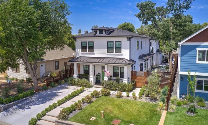 Folsom House | Hand Crafted Colonial-Style Home in The Heart of Folsom