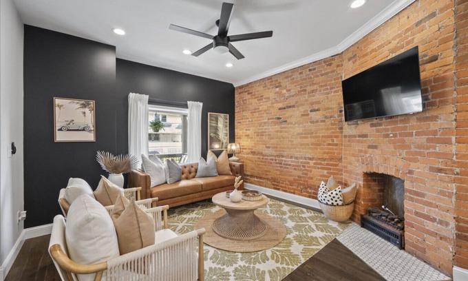 Columbus Apartment | Hanford House: Hot Tub|Sauna|Bar|Sleeps 8